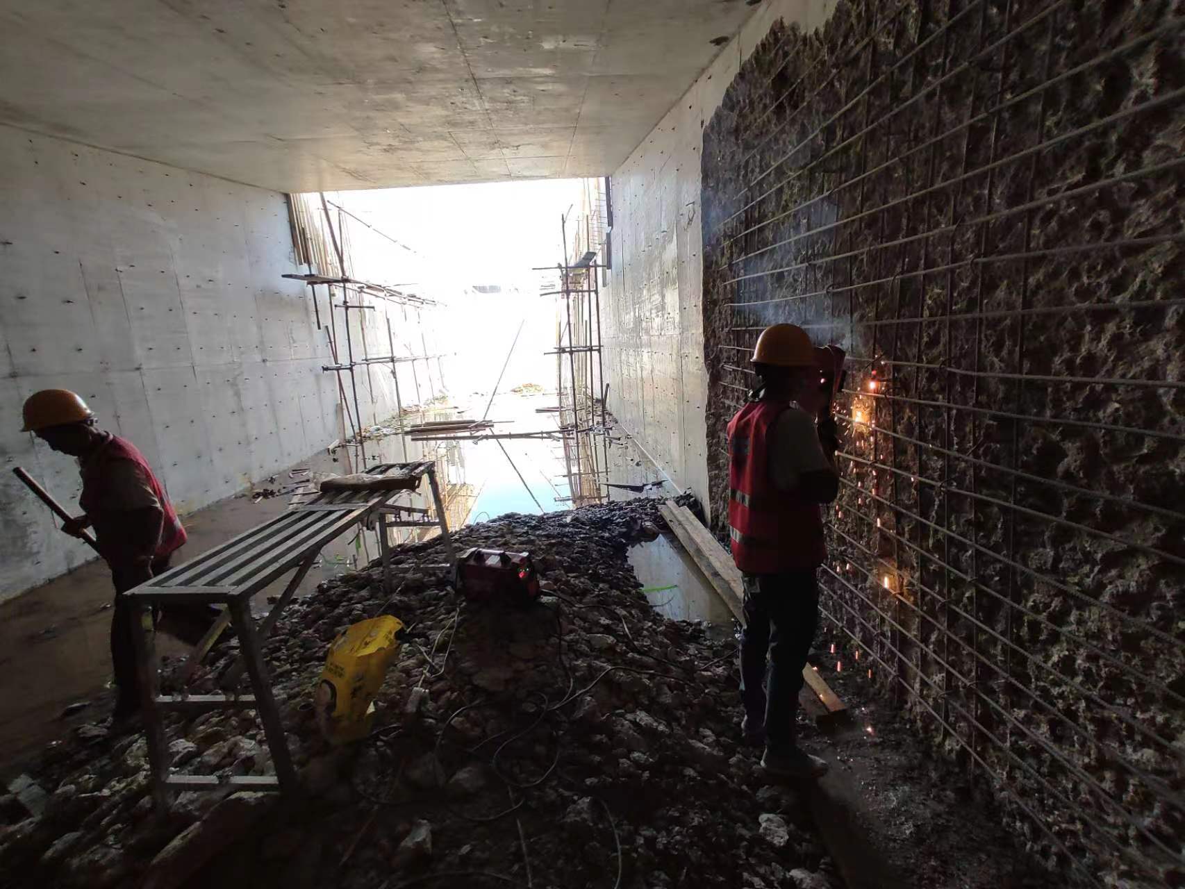 松江挖断承重墙导致楼体开裂，加固施工方案出炉